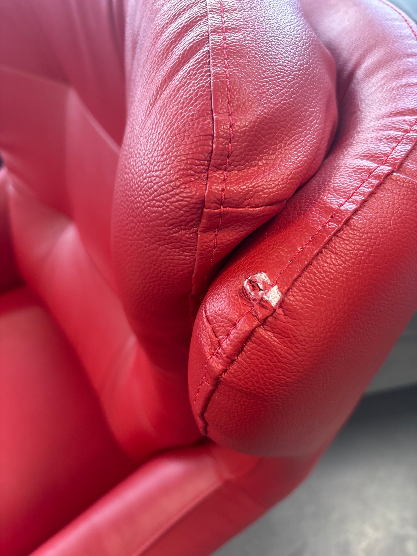 Fauteuil pivotant en cuir ANABA - Rouge