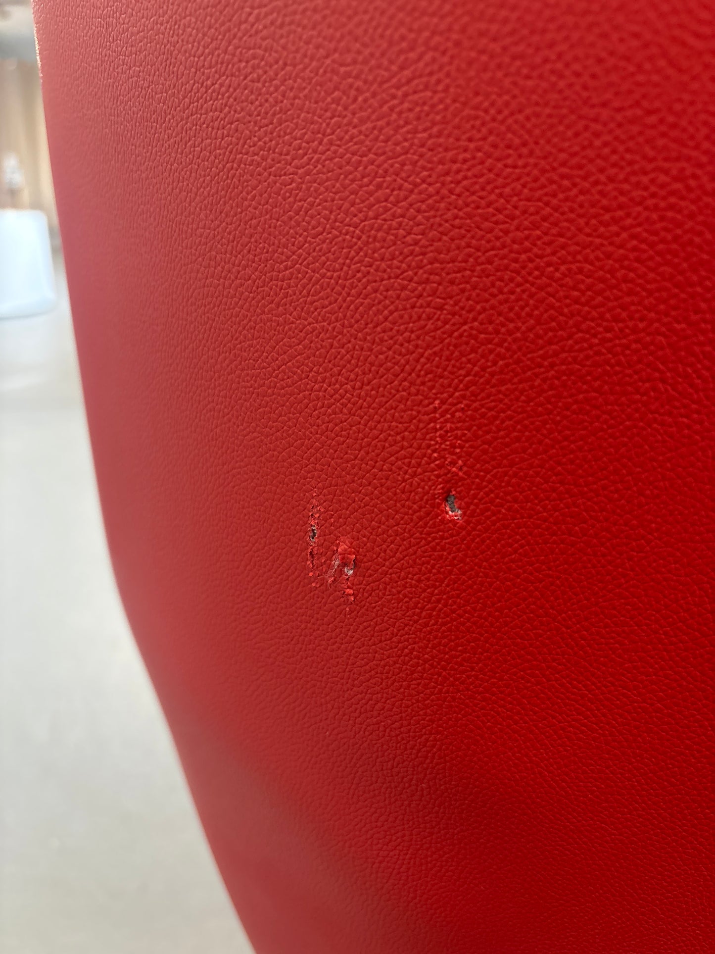 Fauteuil pivotant en cuir ANABA - Rouge
